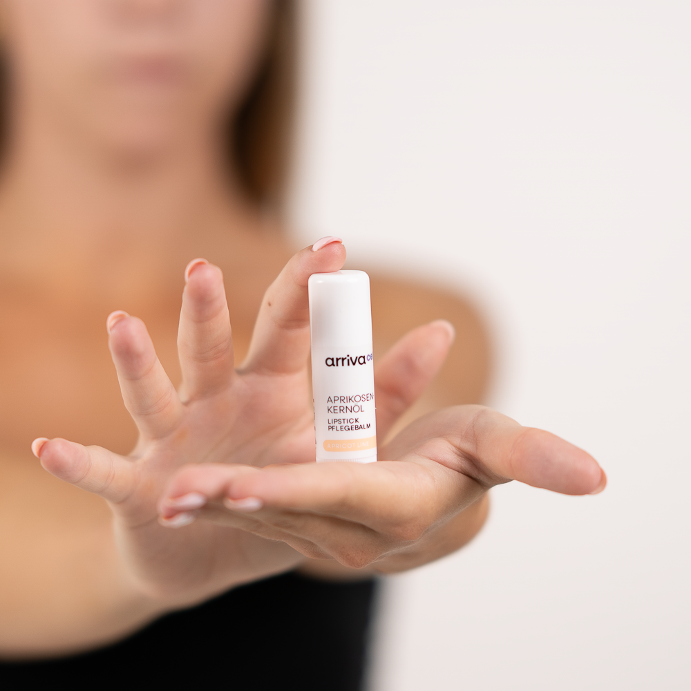 girl holding lipstick arrivacell spf 50 in her hands