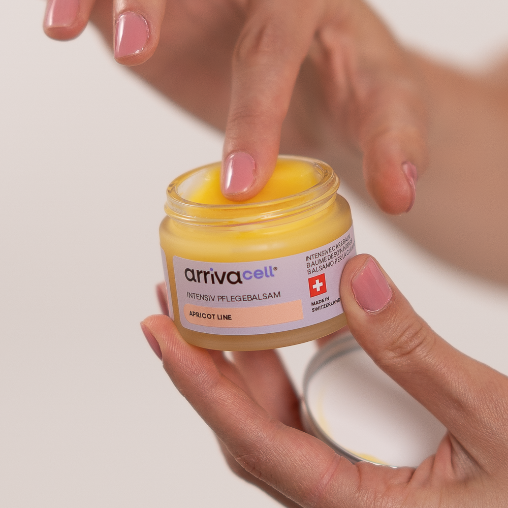 arrivacell intensiv pflegebalsam finger im glas der creme raus nimmt