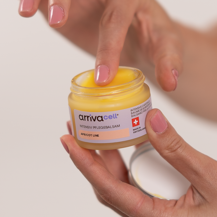 arrivacell intensiv pflegebalsam finger im glas der creme raus nimmt