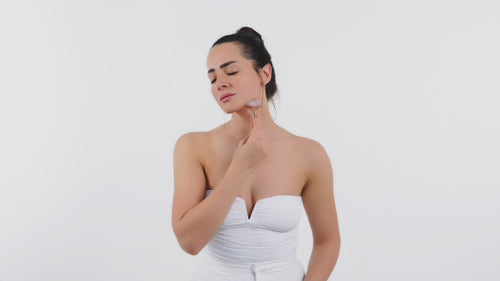 girl massagerolling her face